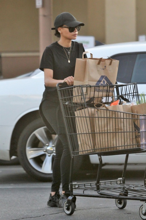 naya-rivera-out-for-grocery-shopping-in-los-angeles-01-17-2018-7.jpg